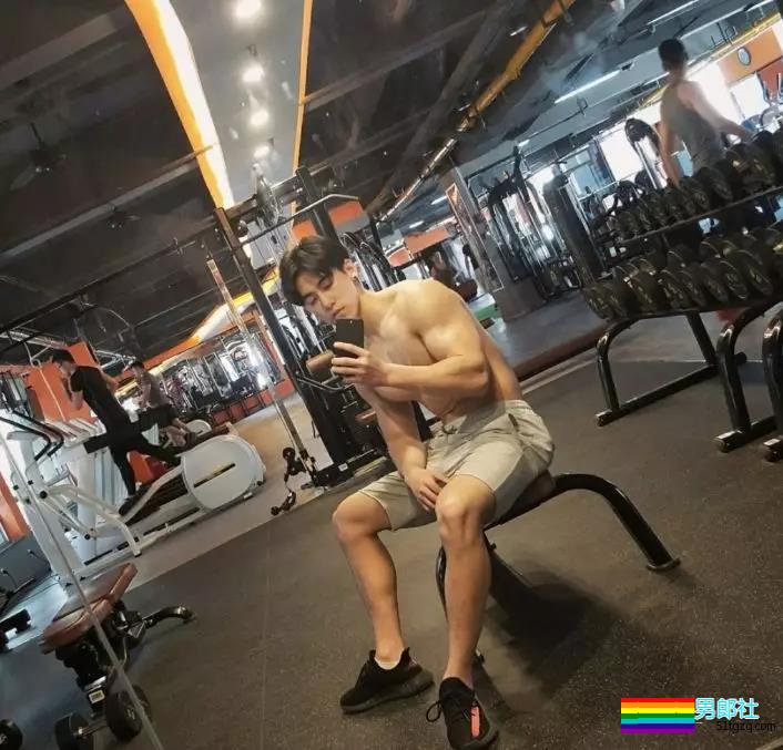 D罩杯大方胸+六块腹肌忠犬教练，和邢怀斌裸胸互动好看到喷鼻血！ - 51虹马