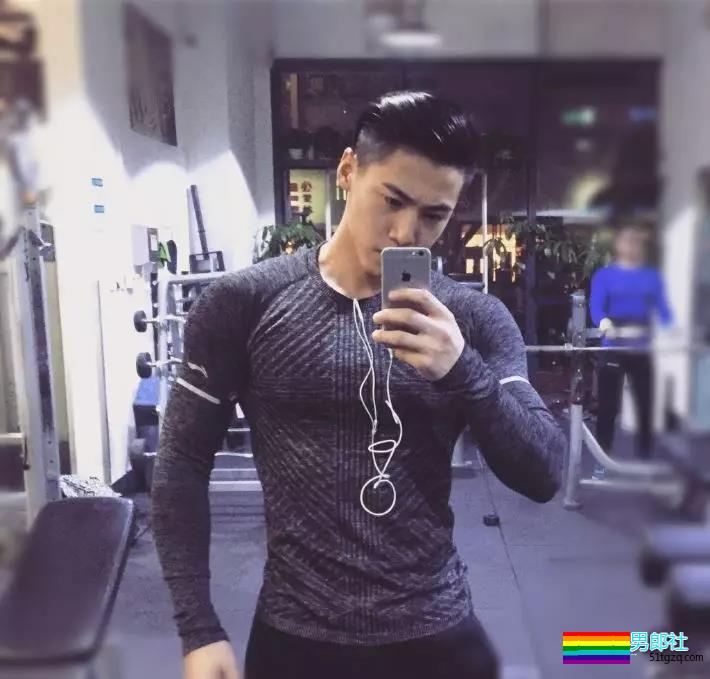 D罩杯大方胸+六块腹肌忠犬教练，和邢怀斌裸胸互动好看到喷鼻血！ - 51虹马