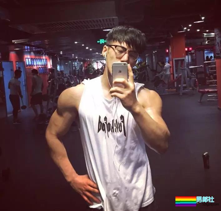 D罩杯大方胸+六块腹肌忠犬教练，和邢怀斌裸胸互动好看到喷鼻血！ - 51虹马