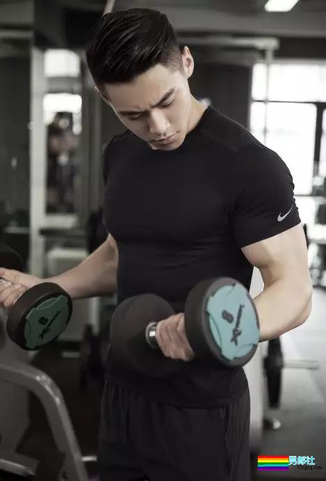 D罩杯大方胸+六块腹肌忠犬教练，和邢怀斌裸胸互动好看到喷鼻血！ - 51虹马