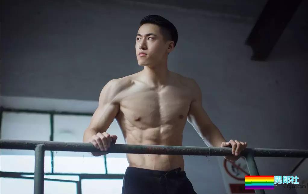 D罩杯大方胸+六块腹肌忠犬教练，和邢怀斌裸胸互动好看到喷鼻血！ - 51虹马