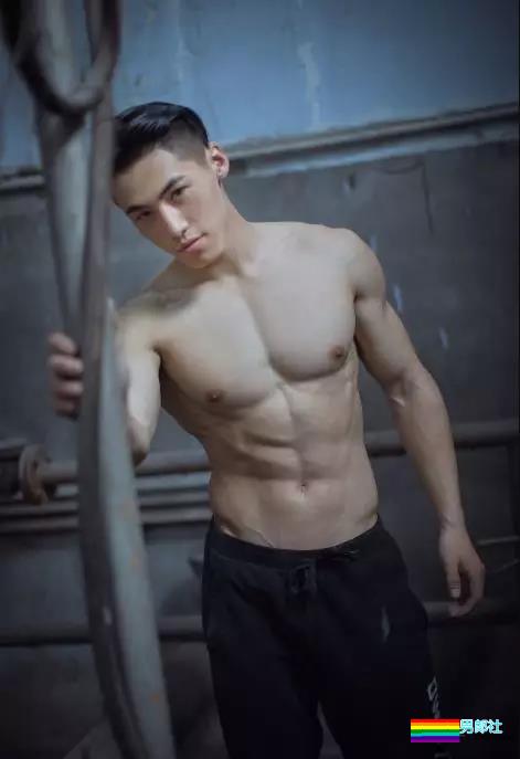 D罩杯大方胸+六块腹肌忠犬教练，和邢怀斌裸胸互动好看到喷鼻血！ - 51虹马