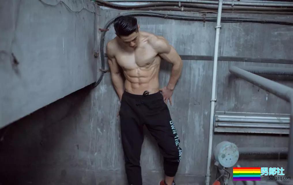 D罩杯大方胸+六块腹肌忠犬教练，和邢怀斌裸胸互动好看到喷鼻血！ - 51虹马