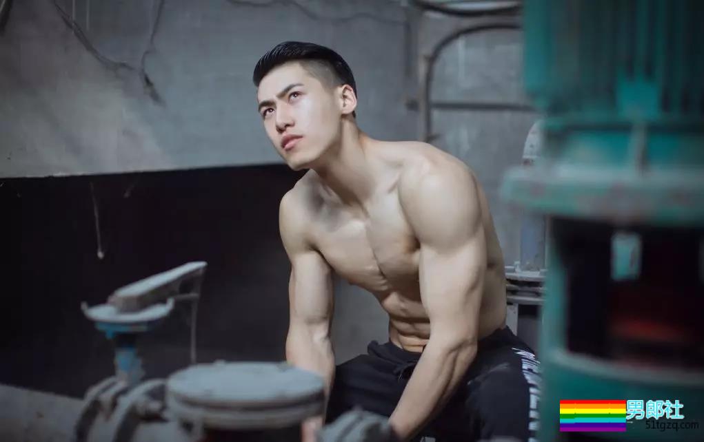 D罩杯大方胸+六块腹肌忠犬教练，和邢怀斌裸胸互动好看到喷鼻血！ - 51虹马