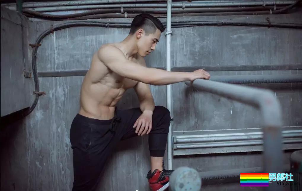 D罩杯大方胸+六块腹肌忠犬教练，和邢怀斌裸胸互动好看到喷鼻血！ - 51虹马