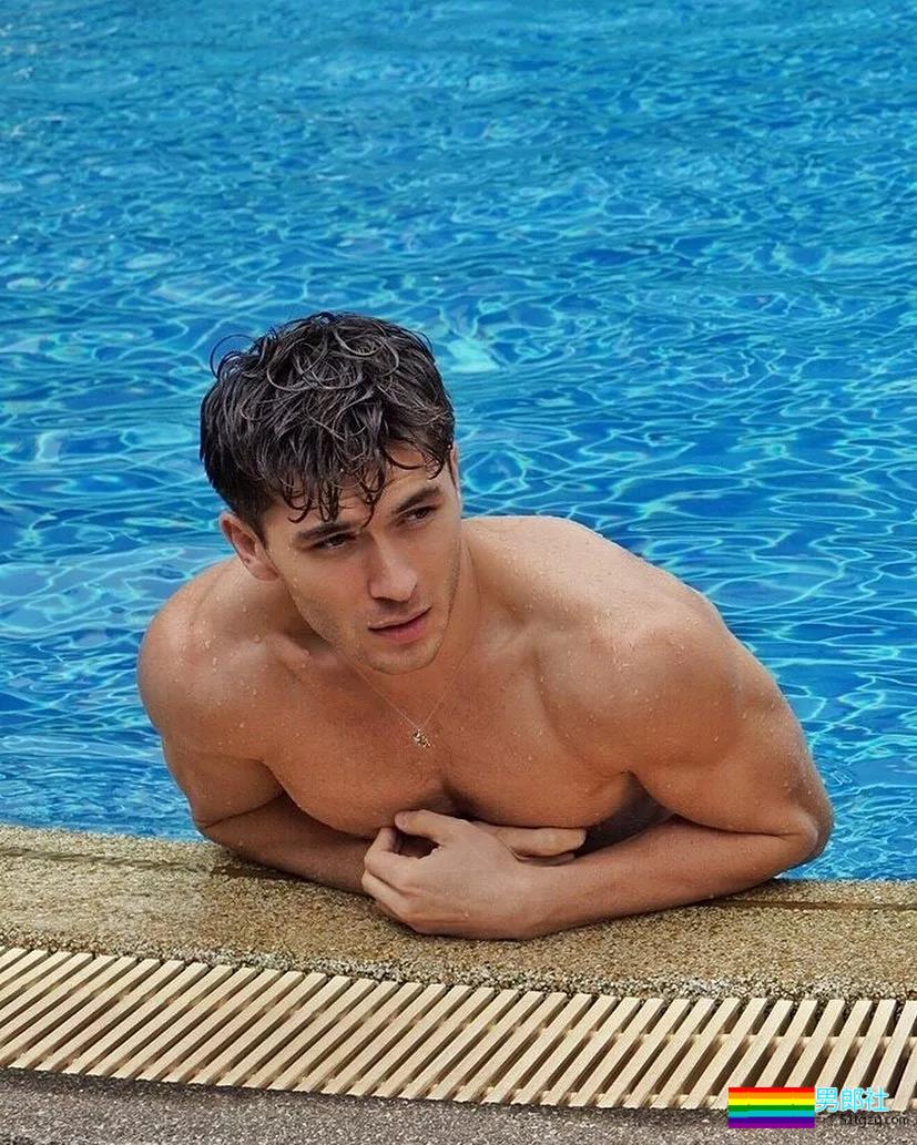 吸入警告：夹在蒋劲夫和女友间的混血大鼻子男模！ - 51虹马