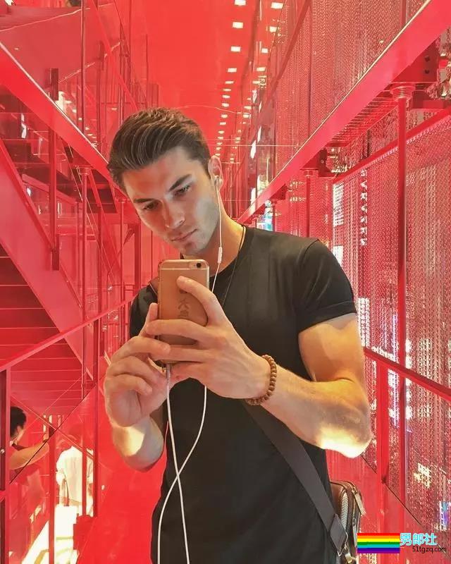 吸入警告：夹在蒋劲夫和女友间的混血大鼻子男模！ - 51虹马