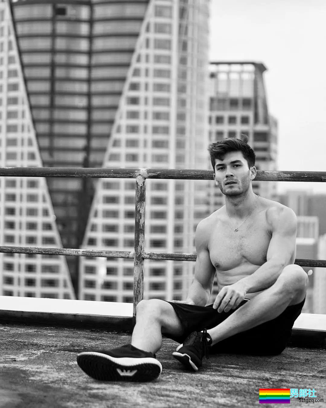 吸入警告：夹在蒋劲夫和女友间的混血大鼻子男模！ - 51虹马