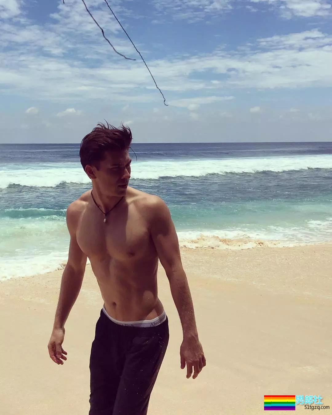 吸入警告：夹在蒋劲夫和女友间的混血大鼻子男模！ - 51虹马