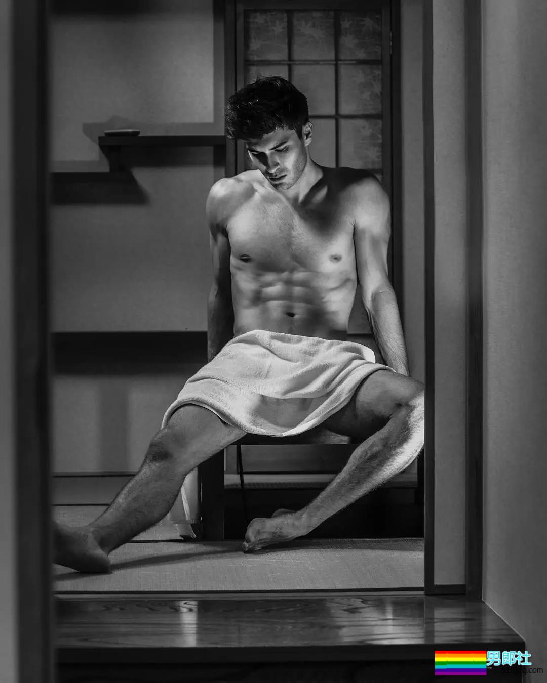 吸入警告：夹在蒋劲夫和女友间的混血大鼻子男模！ - 51虹马