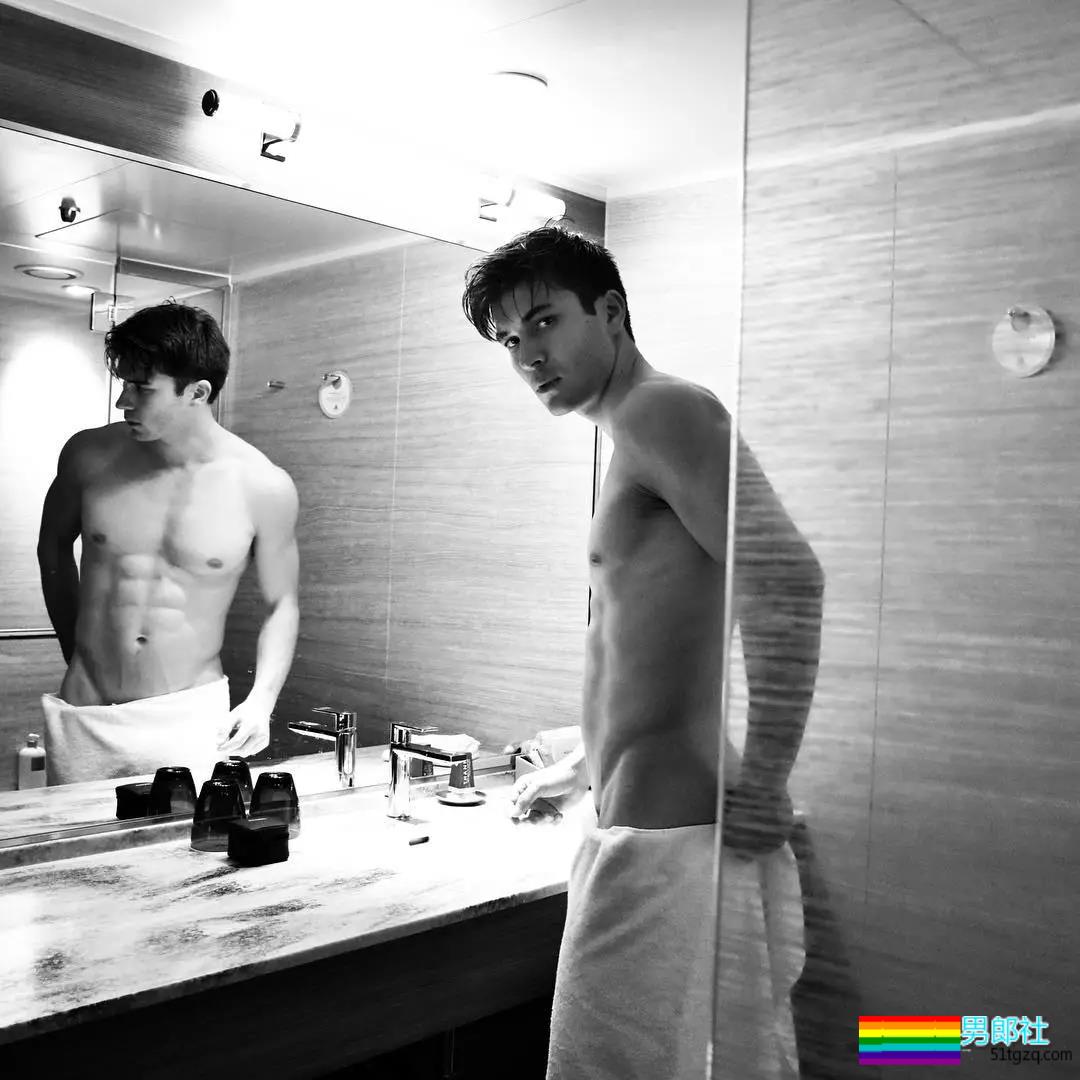 吸入警告：夹在蒋劲夫和女友间的混血大鼻子男模！ - 51虹马