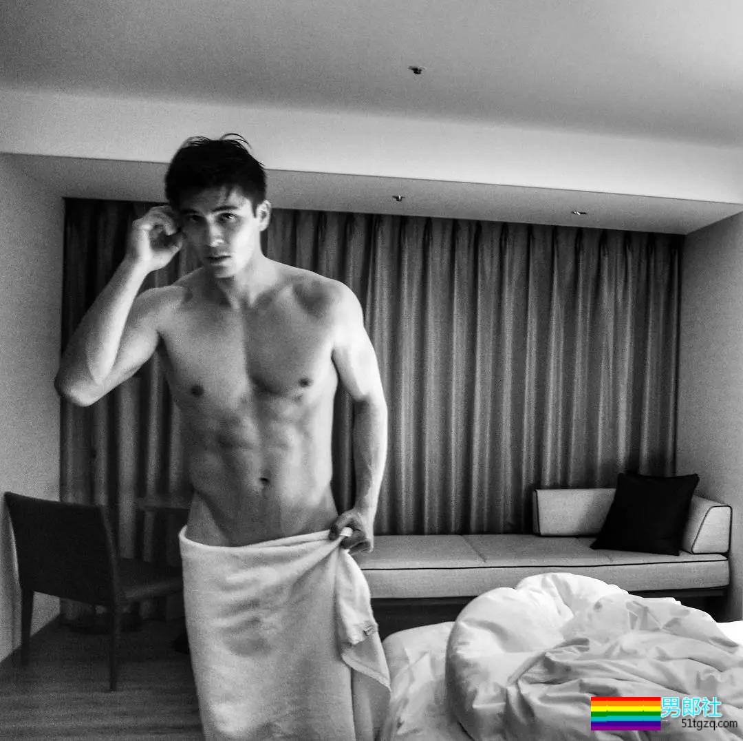 吸入警告：夹在蒋劲夫和女友间的混血大鼻子男模！ - 51虹马