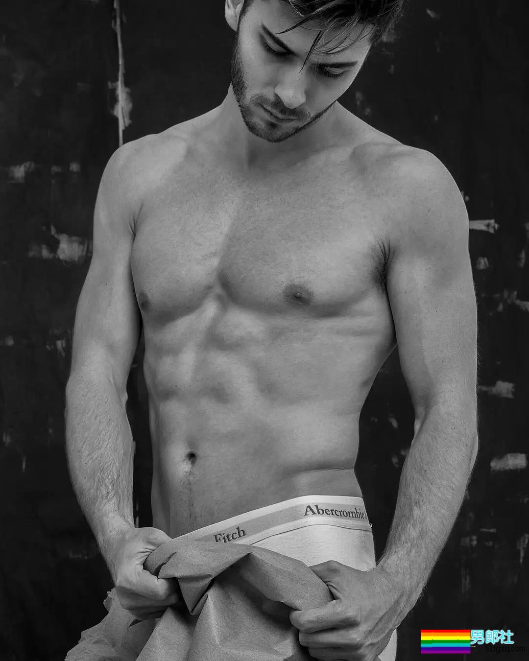 吸入警告：夹在蒋劲夫和女友间的混血大鼻子男模！ - 51虹马