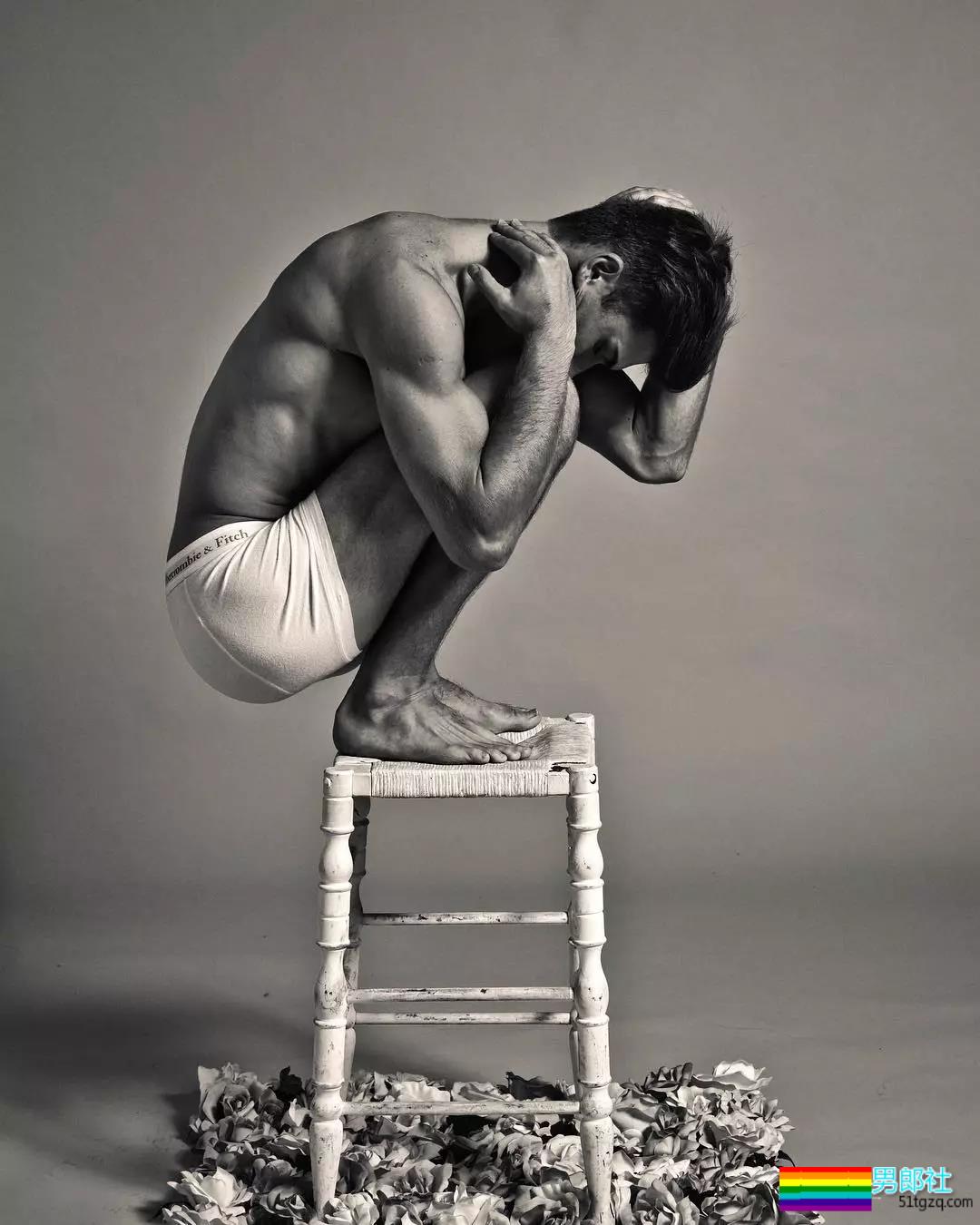 吸入警告：夹在蒋劲夫和女友间的混血大鼻子男模！ - 51虹马