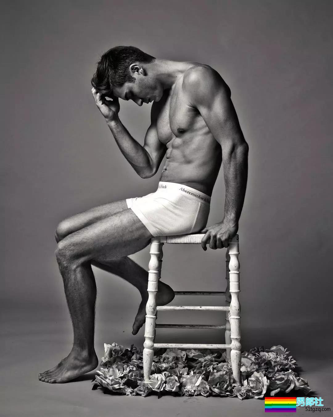 吸入警告：夹在蒋劲夫和女友间的混血大鼻子男模！ - 51虹马