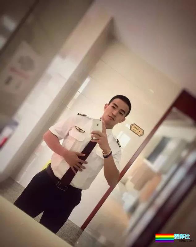 国航帅气空少裤裆藏雷上演制服诱惑-51虹马