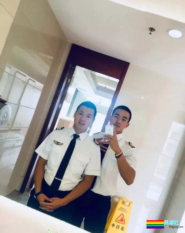 国航帅气空少裤裆藏雷上演制服诱惑 - 51虹马