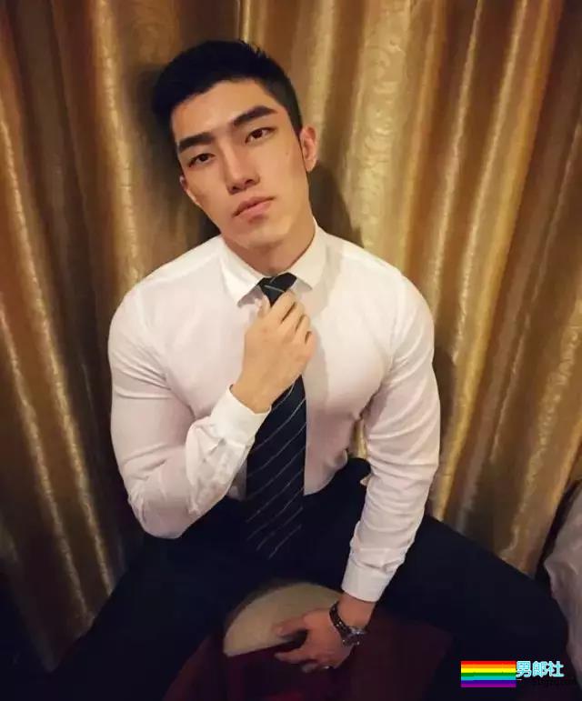 国航帅气空少裤裆藏雷上演制服诱惑 - 51虹马