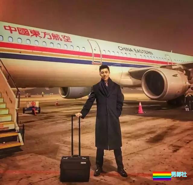 国航帅气空少裤裆藏雷上演制服诱惑 - 51虹马