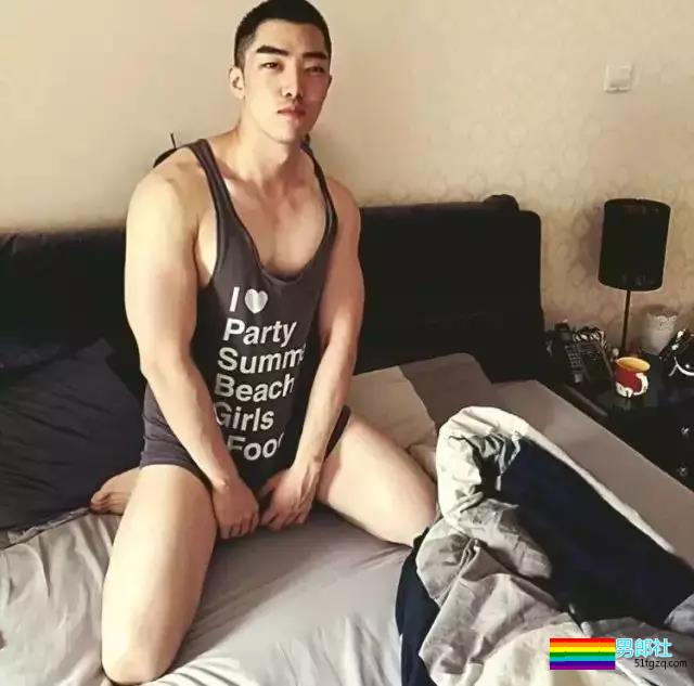 国航帅气空少裤裆藏雷上演制服诱惑 - 51虹马