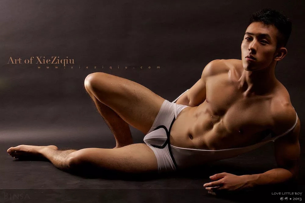 性感内裤男模 小眼睛帅哥组图，内裤透明都快看到了！ - 51虹马