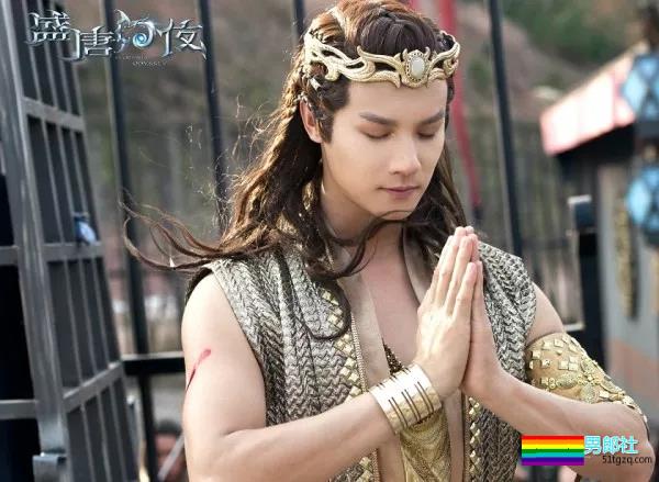 穿女装被疑整容，鲜肉演员沐浴戏遭验货！-51虹马