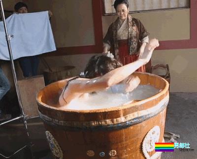 穿女装被疑整容，鲜肉演员沐浴戏遭验货！ - 51虹马