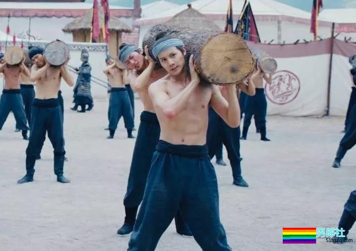 穿女装被疑整容，鲜肉演员沐浴戏遭验货！ - 51虹马