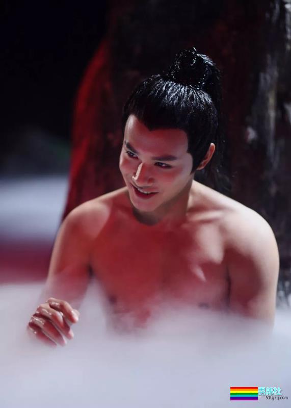 穿女装被疑整容，鲜肉演员沐浴戏遭验货！ - 51虹马