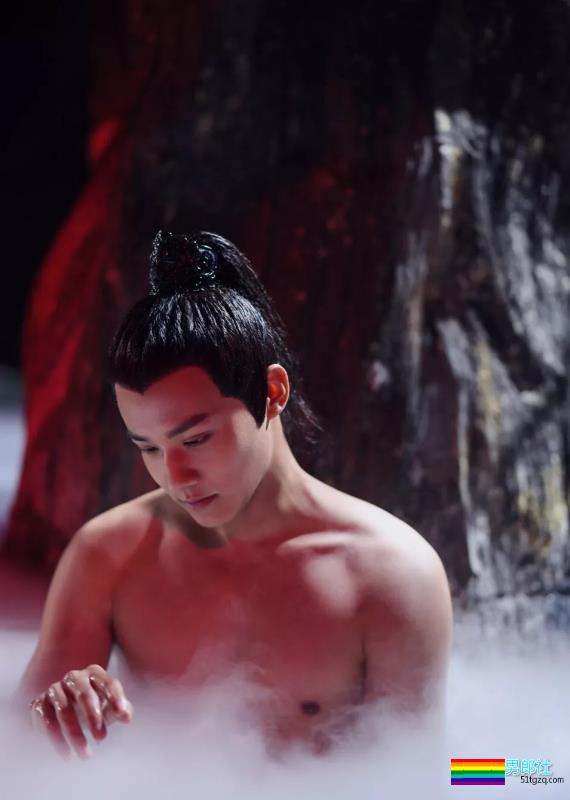 穿女装被疑整容，鲜肉演员沐浴戏遭验货！ - 51虹马