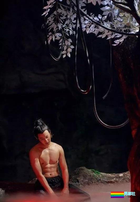 穿女装被疑整容，鲜肉演员沐浴戏遭验货！ - 51虹马