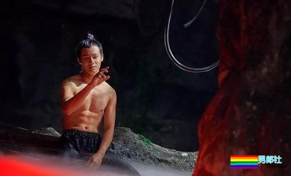 穿女装被疑整容，鲜肉演员沐浴戏遭验货！ - 51虹马