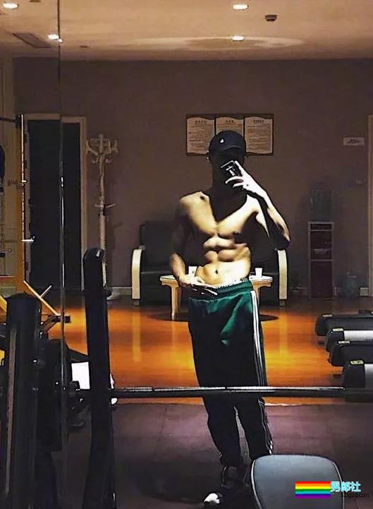 穿女装被疑整容，鲜肉演员沐浴戏遭验货！ - 51虹马