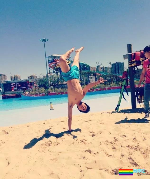 穿女装被疑整容，鲜肉演员沐浴戏遭验货！ - 51虹马