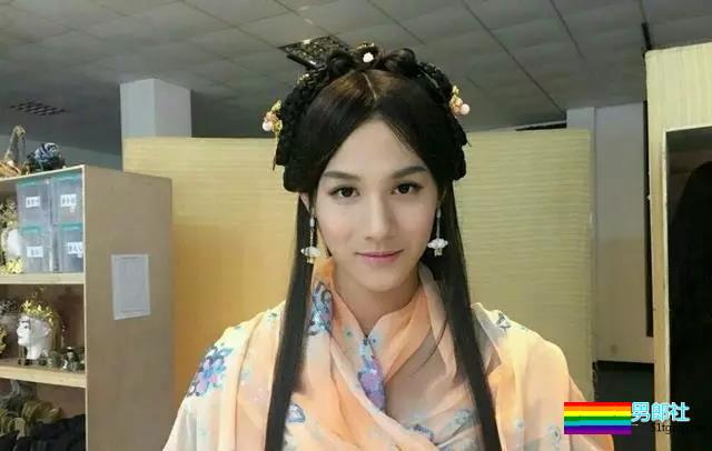 穿女装被疑整容，鲜肉演员沐浴戏遭验货！ - 51虹马