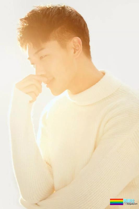 最抢手男模变身摄影师，胸肌腹肌大长腿，这个筋霸小哥哥太skr! - 51虹马