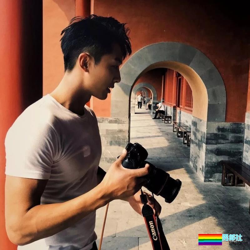 最抢手男模变身摄影师，胸肌腹肌大长腿，这个筋霸小哥哥太skr! - 51虹马