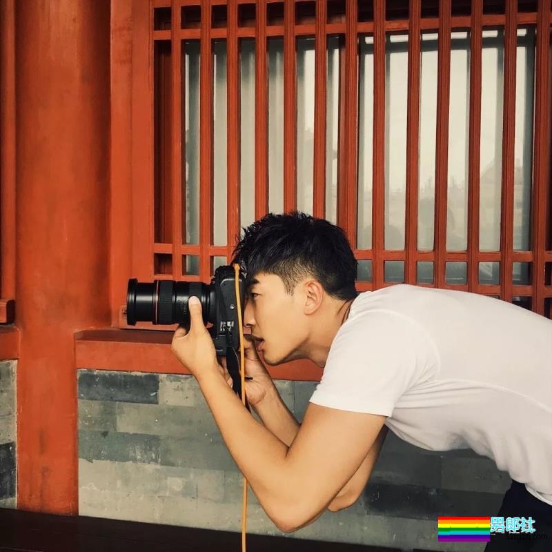 最抢手男模变身摄影师，胸肌腹肌大长腿，这个筋霸小哥哥太skr! - 51虹马