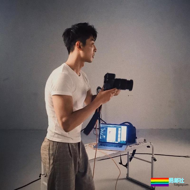 最抢手男模变身摄影师，胸肌腹肌大长腿，这个筋霸小哥哥太skr! - 51虹马