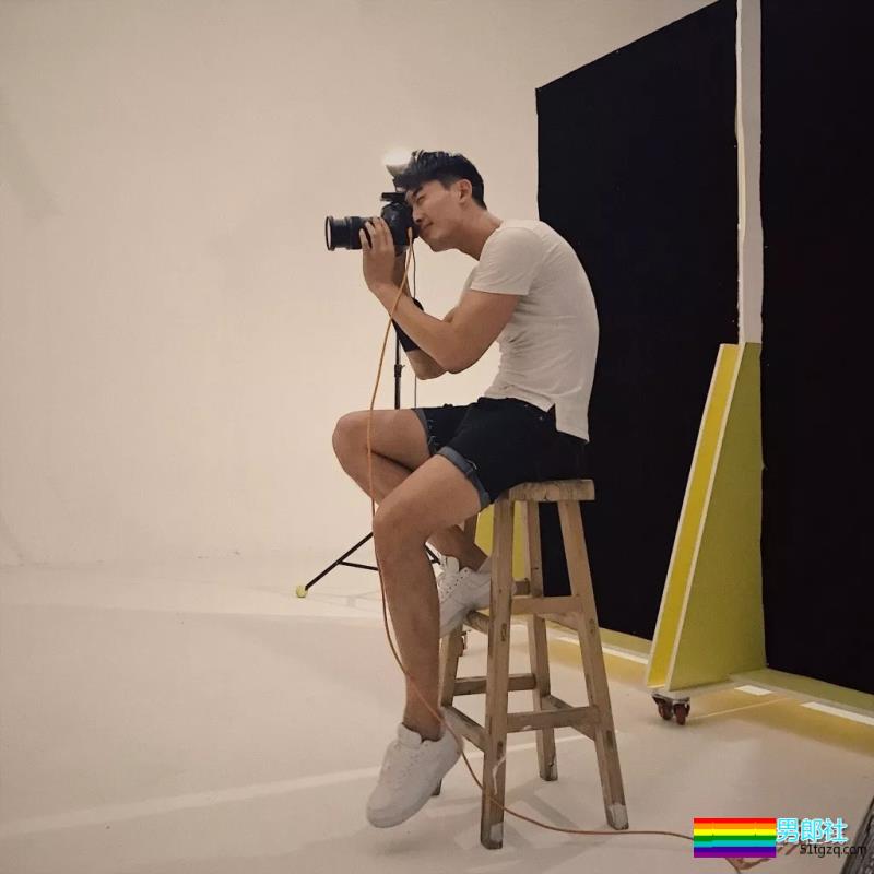 最抢手男模变身摄影师，胸肌腹肌大长腿，这个筋霸小哥哥太skr! - 51虹马