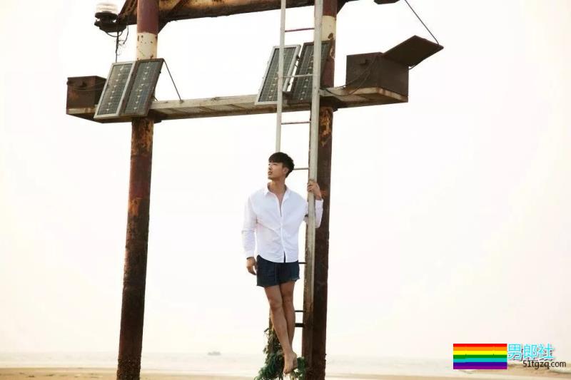 最抢手男模变身摄影师，胸肌腹肌大长腿，这个筋霸小哥哥太skr! - 51虹马