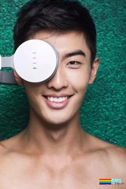 最抢手男模变身摄影师，胸肌腹肌大长腿，这个筋霸小哥哥太skr! - 51虹马