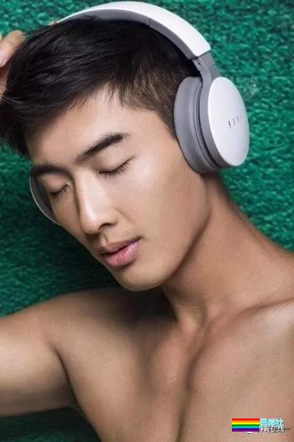 最抢手男模变身摄影师，胸肌腹肌大长腿，这个筋霸小哥哥太skr! - 51虹马