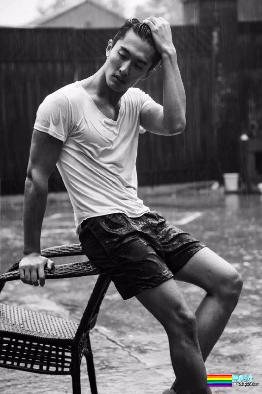 最抢手男模变身摄影师，胸肌腹肌大长腿，这个筋霸小哥哥太skr! - 51虹马