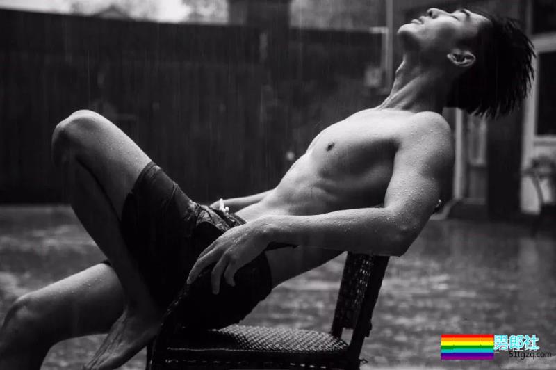 最抢手男模变身摄影师，胸肌腹肌大长腿，这个筋霸小哥哥太skr! - 51虹马