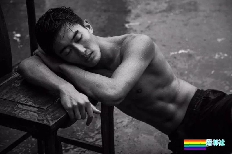 最抢手男模变身摄影师，胸肌腹肌大长腿，这个筋霸小哥哥太skr! - 51虹马