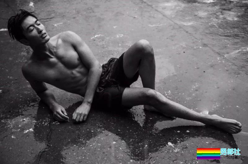 最抢手男模变身摄影师，胸肌腹肌大长腿，这个筋霸小哥哥太skr! - 51虹马