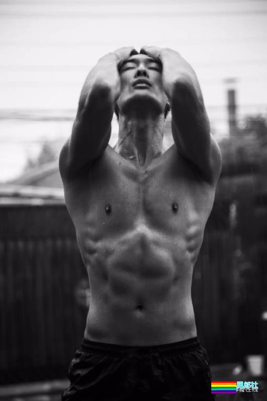 最抢手男模变身摄影师，胸肌腹肌大长腿，这个筋霸小哥哥太skr! - 51虹马