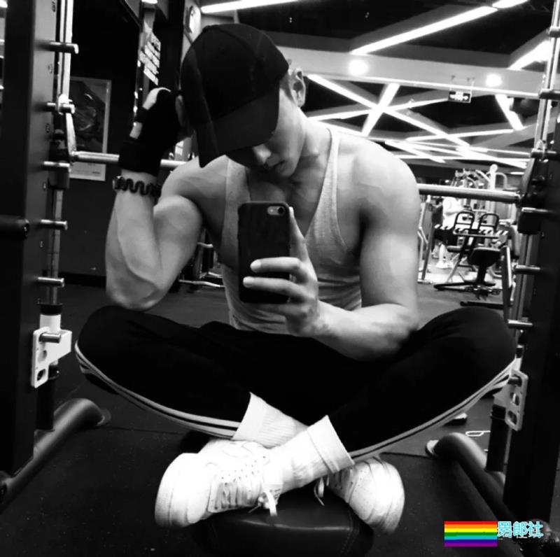 最抢手男模变身摄影师，胸肌腹肌大长腿，这个筋霸小哥哥太skr! - 51虹马