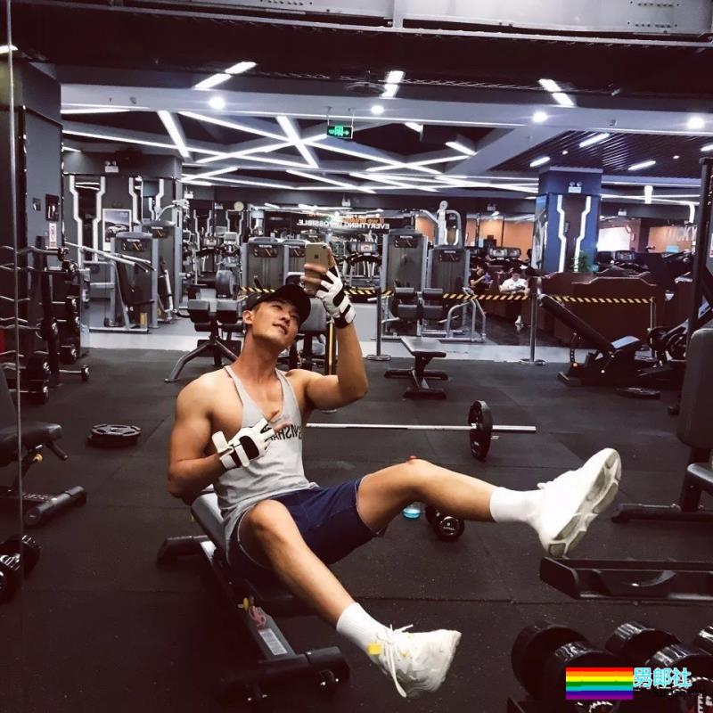 最抢手男模变身摄影师，胸肌腹肌大长腿，这个筋霸小哥哥太skr! - 51虹马